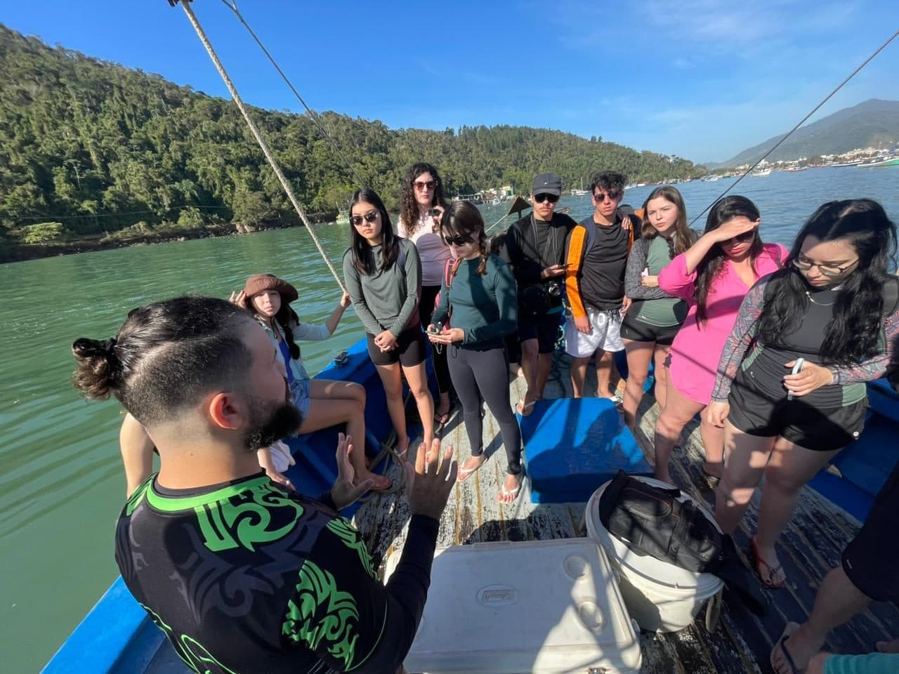 Explicações a bordo durante o trajeto de barco