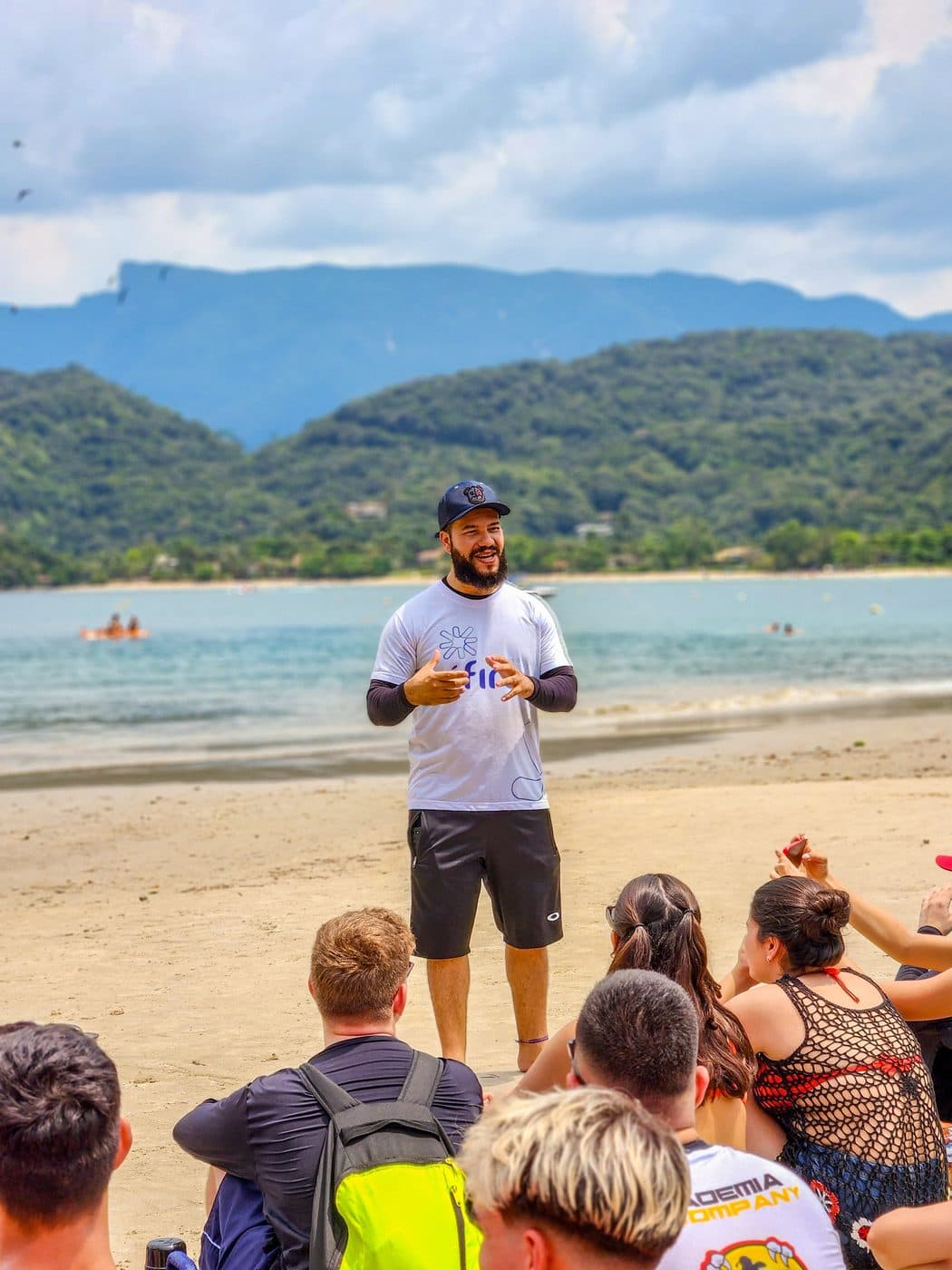 Instrutor do Projeto Éfira apresentando o curso na praia