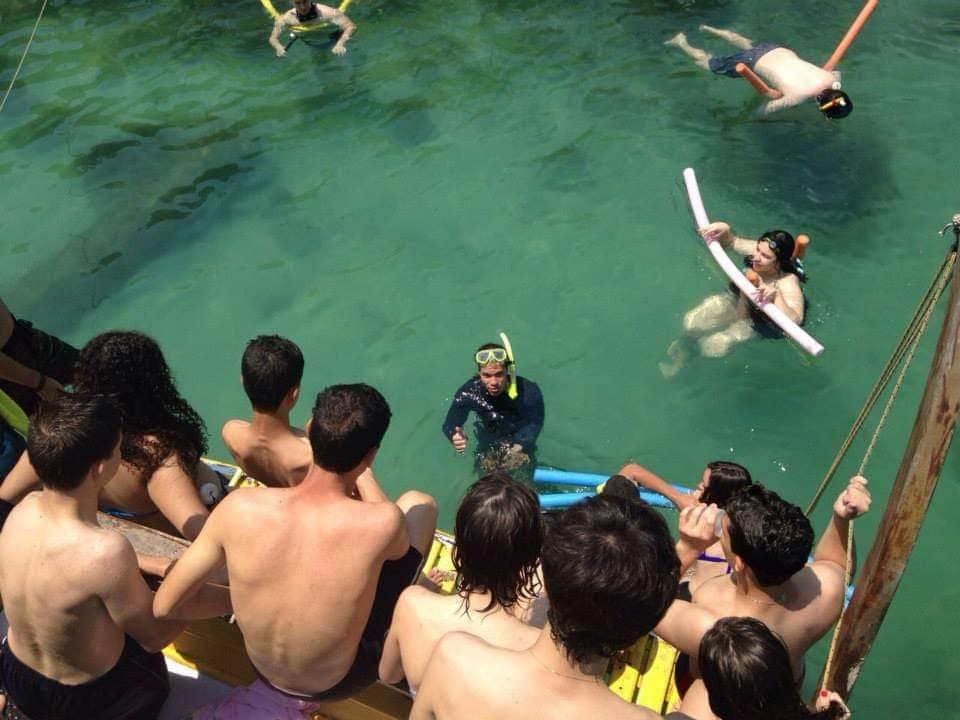 Prática de snorkeling em mar aberto durante a excursão